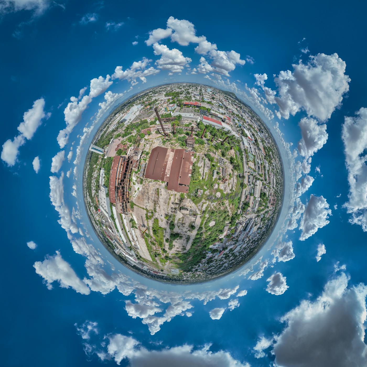 Vista aérea circular de una ciudad bajo un cielo azul