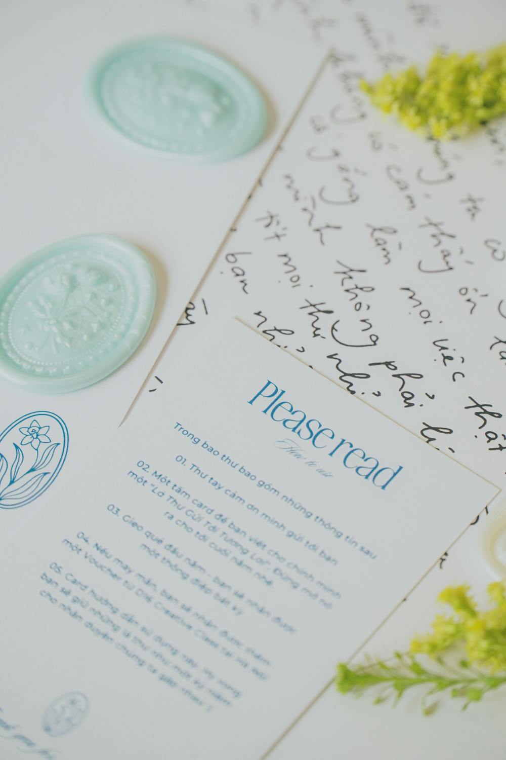 Papelería clara con una carta manuscrita y sellos de lacre azul